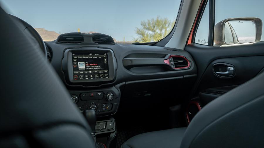 Интерьер Jeep Renegade Trailhawk (BU) 2018 года  (NA) (фото 37 из 40)